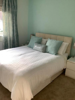 Private room, with tea and coffee, mini fridge and hairdryer, King sized bed with help yourself continental breakfast in Secluded Modern Property with Parking